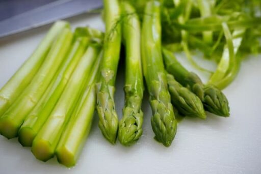 asparagus-cutting