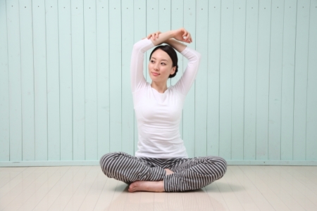 ヨガをしている女性の画像