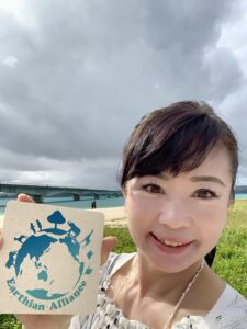 プラスチックゴミでできたコースターを持つ奥迫協子