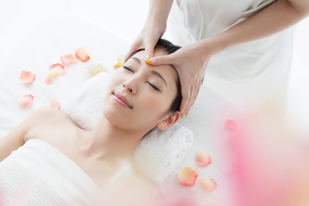 フェイシャルエステを受ける女性