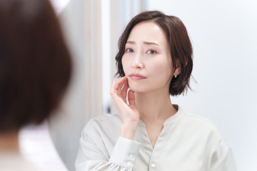 肌荒れに悩むミドル女性