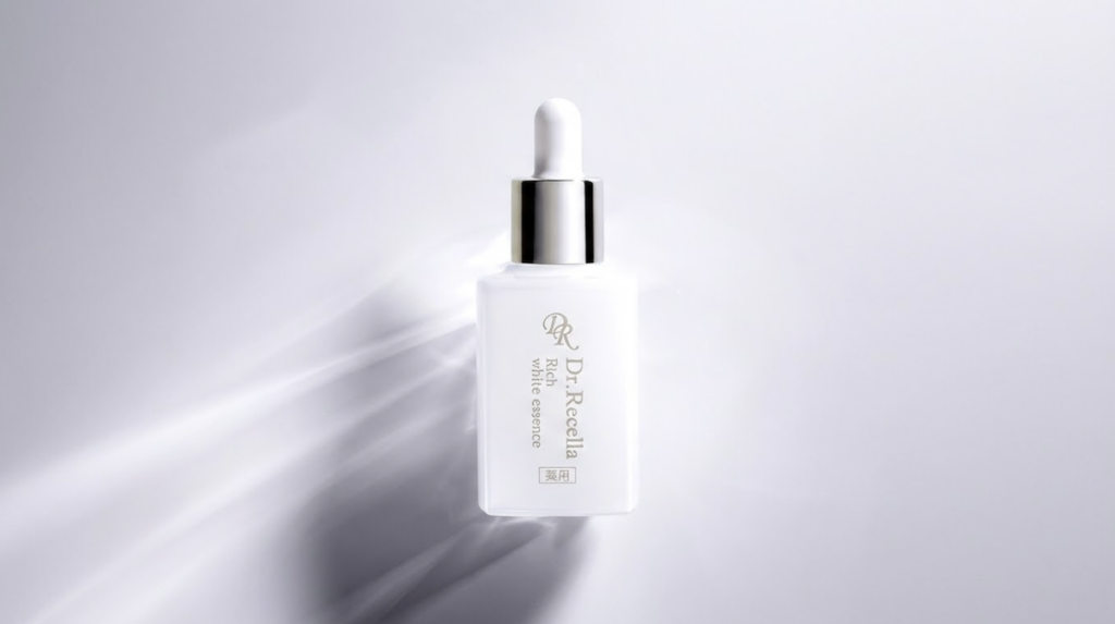 光の差し込む背景に置かれたリッチホワイトエッセンス