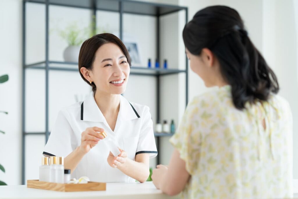 エステサロンで働く女性