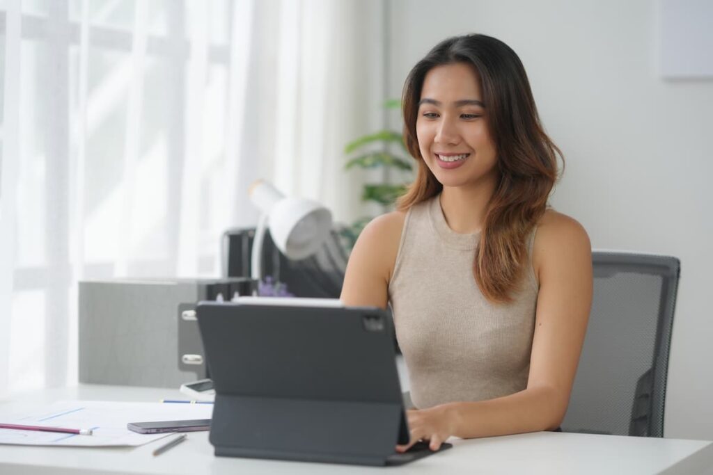 パソコンで作業をする女性